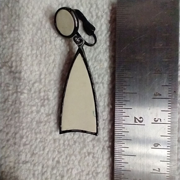 White black clip dangle earrings - Picture 2 of 3